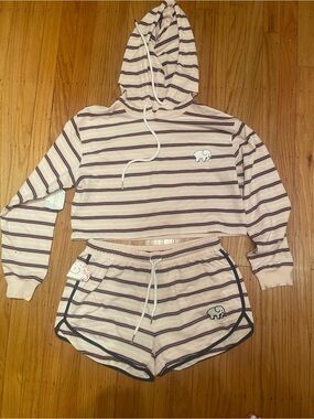 NWT&D Ivory Ella Cropped Sweatshirt and Matching Shorts; Size: Medium